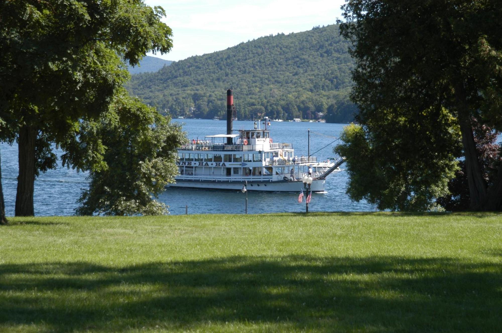 Fort William Henry Hotel Lake George Exterior photo
